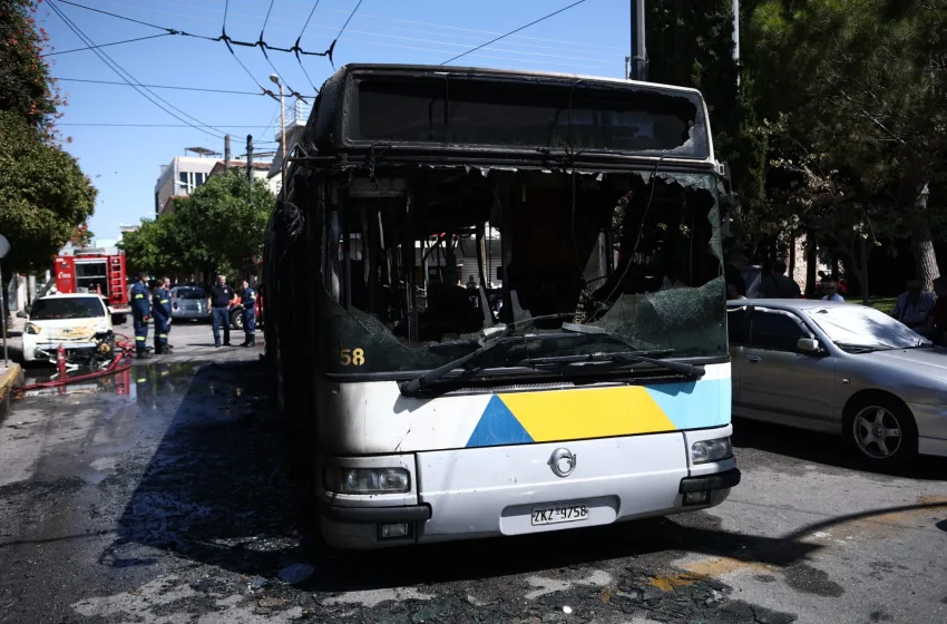  Φωτιά σε λεωφορείο στο κέντρο της Αθήνας