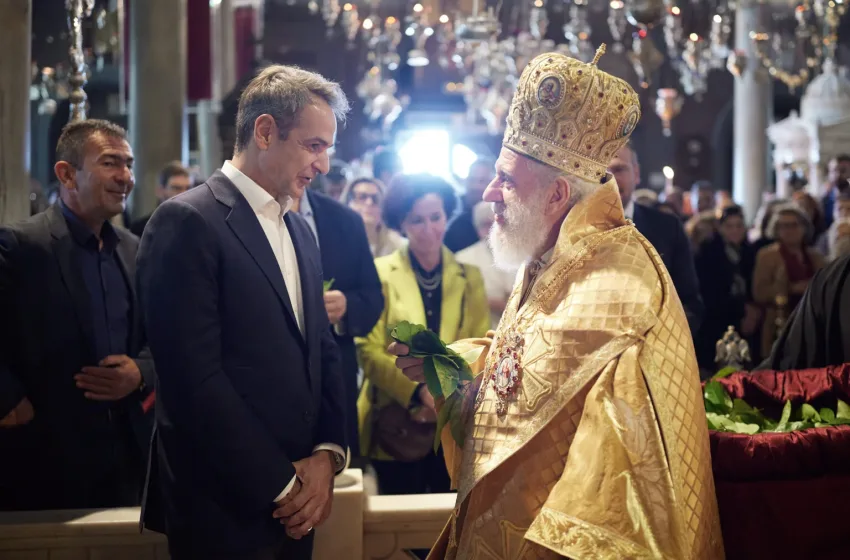  Μητσοτάκης: Στην Θεία Λειτουργία της πρώτης Ανάστασης στην Τήνο 