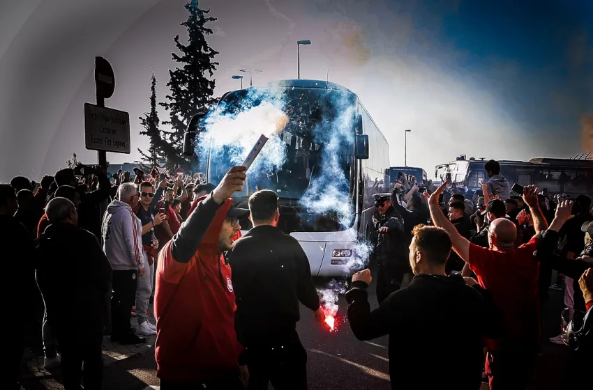  Αποθεωτική υποδοχή της ομάδας του Ολυμπιακού μετά το 4 – 2 επί της Άστον Βίλα