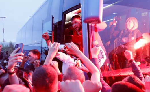  Ολυμπιακός: Αποθεωτική υποδοχή στο αεροδρόμιο – “Θρύλε σ’ αγαπώ, φέρτε μας το ευρωπαϊκό”