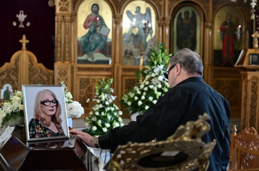 Άννα Παναγιωτοπούλου: Συντετριμμένος ο Φασουλής στην κηδεία