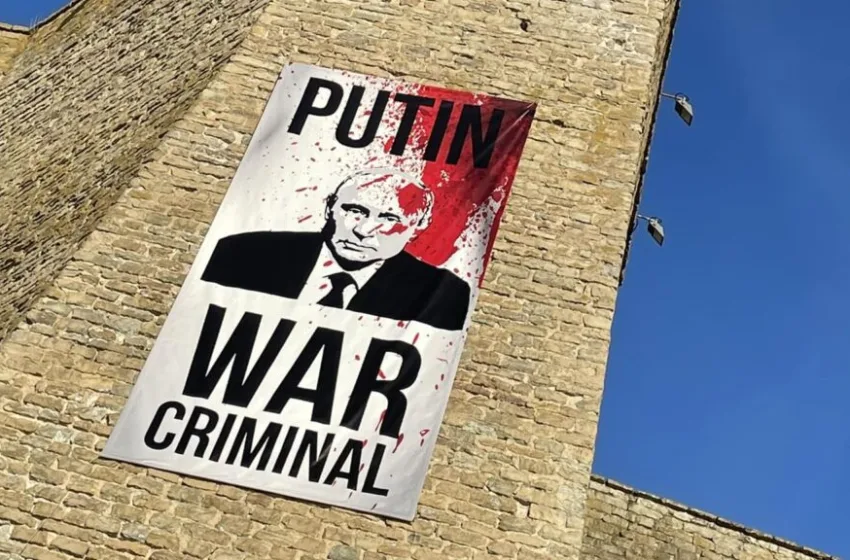  Εσθονία: Πόλη στα σύνορα τοποθέτησε αφίσα με τον Πούτιν και λεζάντα “εγκληματίας πολέμου”, που είναι ορατή από την  Ρωσία