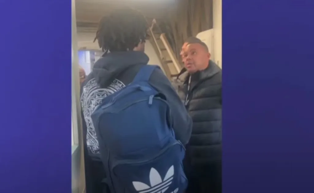 ratsismos mavroi american airlines minisi