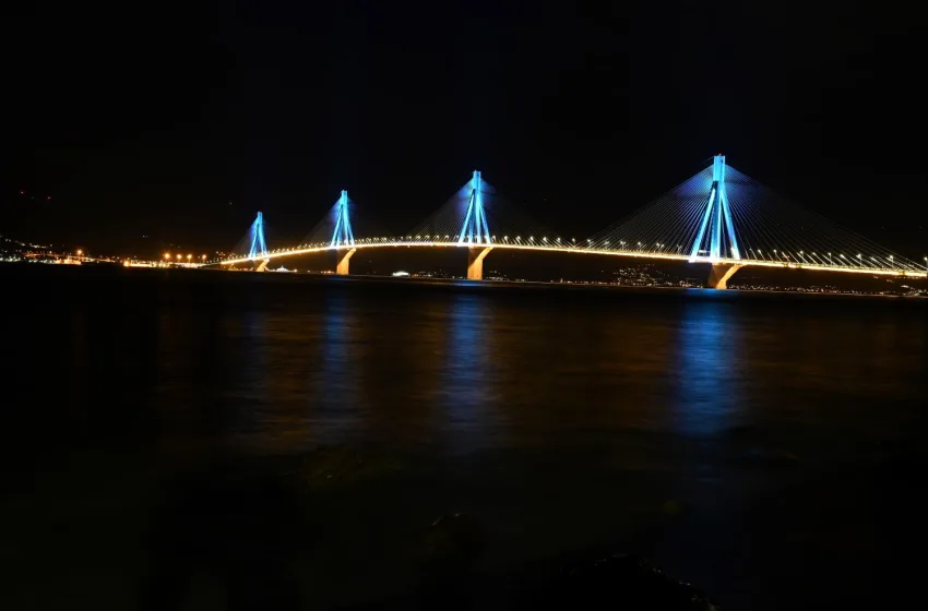  Ημέρα της Ευρώπης: Φωταγωγήθηκε η γέφυρα Ρίου-Αντιρρίου με το μήνυμα “Αξιοποίησε την Ψήφο σου – 9 Ιουνίου”