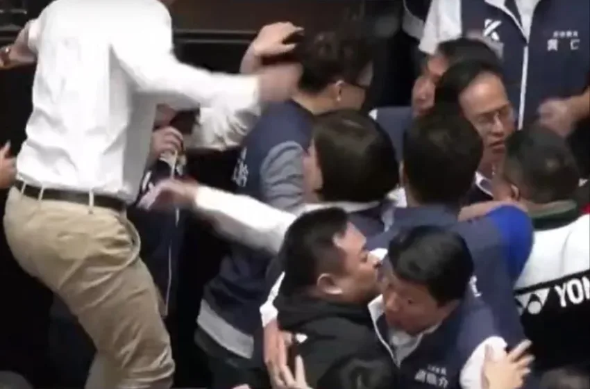  Ταϊβάν/Χάος στο κοινοβούλιο: Σοκαριστικό ξύλο μεταξύ βουλευτών (vid)