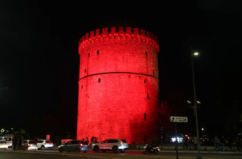  Γιατί “ντύθηκε” στα κόκκινα ο Λευκός Πύργος (εικόνες)