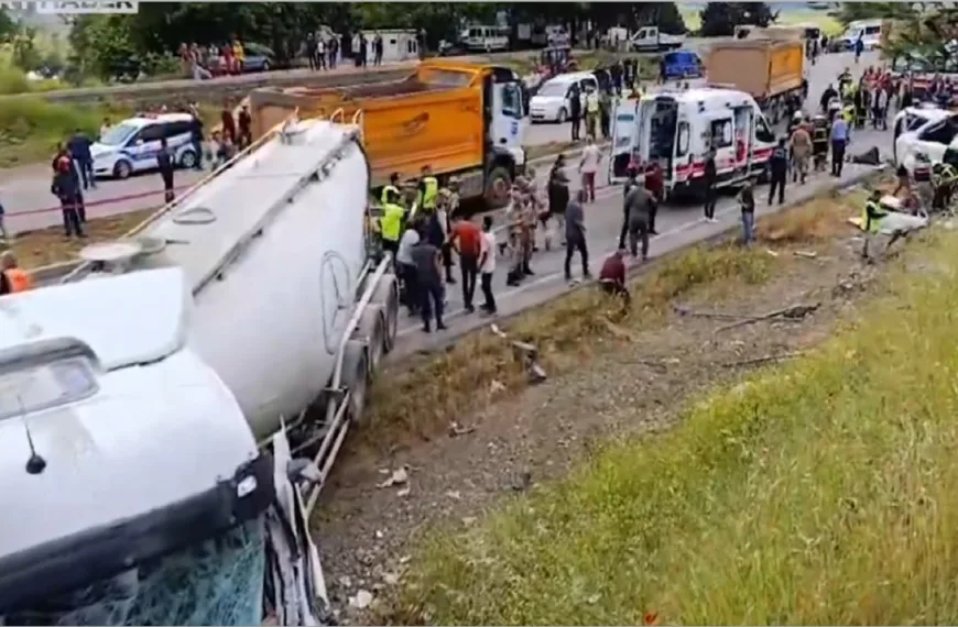 Τραγωδία στην Τουρκία: Μπετονιέρα συγκρούστηκε με λεωφορείο-Τουλάχιστον 8 νεκροί, αρκετοί τραυματίες