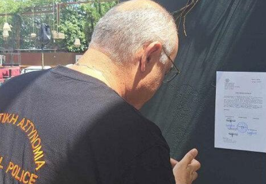  Δημοτικοί αστυνομικοί σφράγισαν το μαγαζί που τραγουδά η Πάολα 