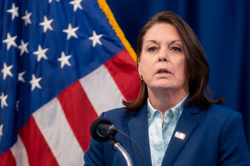 Kimberly Cheatle paraitithike apopeira dolofonias trump