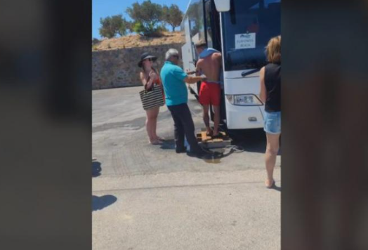  Λεωφορειατζής στα Χανιά “ξεσκόνιζε” τους τουρίστες από την άμμο