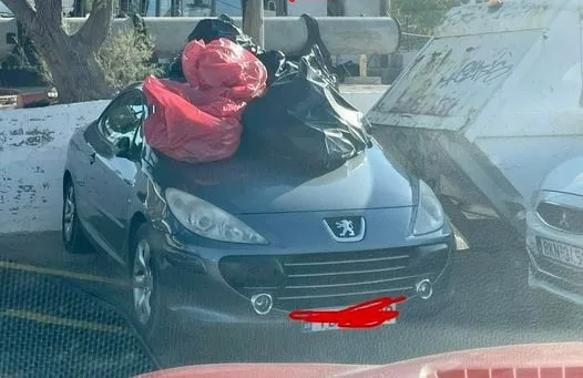  Σύρος: Πάρκαρε σε κάδο σκουπιδιών – Έβαλαν τα σκουπίδια στο καπό αυτοκινήτου