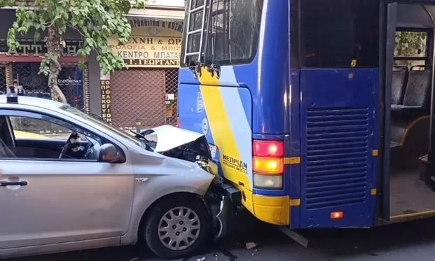  Πατησίων: Καραμπόλα με το καλημέρα- Δυο αυτοκίνητα έπεσαν πάνω σε τρόλεϊ