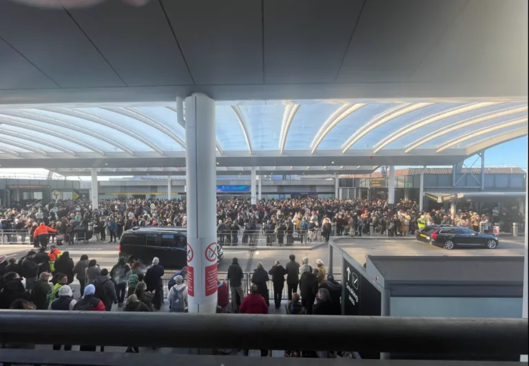  Λονδίνο: Πυροτεχνουργοί στο αεροδρόμιο Γκάτγουικ για ύποπτο αντικείμενο-Ταλαιπωρία για χιλιάδες επιβάτες