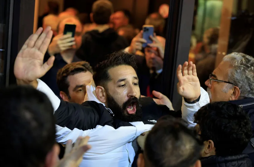  Κύκλοι ΣΥΡΙΖΑ: “Η συγκέντρωση ατόμων που δεν έχουν την ιδιότητα του συνέδρου  καθυστερεί την έναρξη της διαδικασίας”