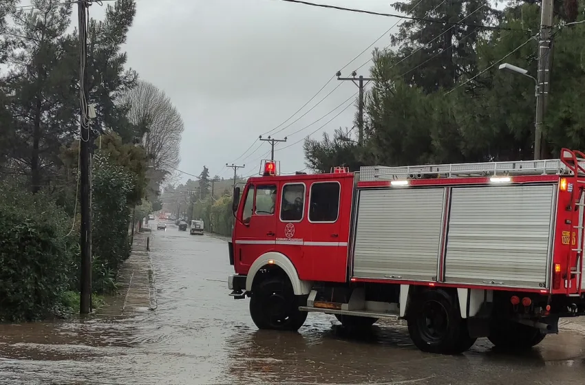  Εγκλωβίστηκαν οδηγοί στη Λεωφόρο Διονύσου-Νέα Μάκρης-Σοβαρά προβλήματα στην κυκλοφορία από τη βροχή