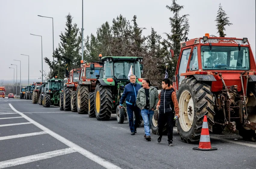  Λάρισα: Ζεσταίνουν τις μηχανές των τρακτέρ αγρότες και κτηνοτρόφοι-Έτοιμοι για νέες κινητοποιήσεις