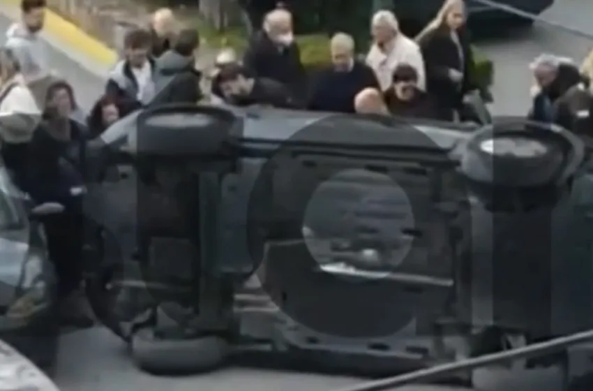  Ηλιούπολη: Ανατράπηκε ΙΧ μετά από σύγκρουση με άλλο όχημα – Απεγκλωβίστηκε μητέρα και παιδί από περαστικούς