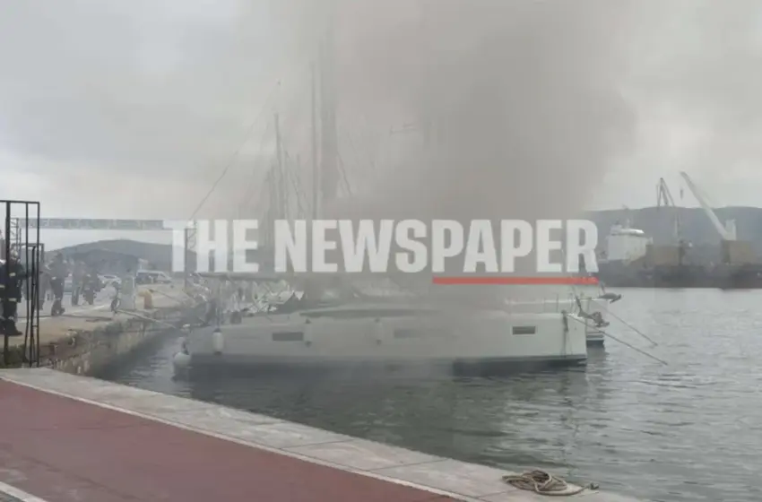  Βόλος: Καίγεται σκάφος μέσα στο λιμάνι 