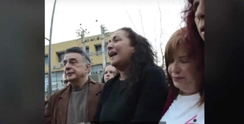  Συγκίνηση και οργή: Η μητέρα της Κυριακής Γρίβα τραγουδά το “Τακούνια για καρφιά” μπροστά στο μνημείο της κόρης της