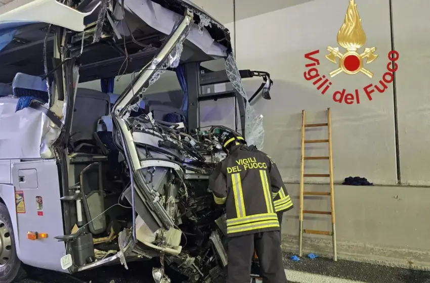  Ιταλία: Νεκρή μία δασκάλα  όταν σχολικό λεωφορείο συγκρούστηκε με φορτηγό