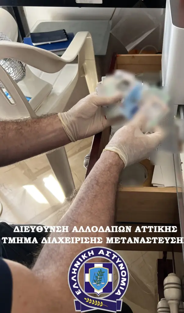 Φάμπρικα πλαστών ταξιδιωτικών εγγράφων με τζίρο 120.000 ευρώ εξάρθρωσε η ΕΛΑΣ – Ένας συλληφθείς 3 28052025foto2 scaled 1