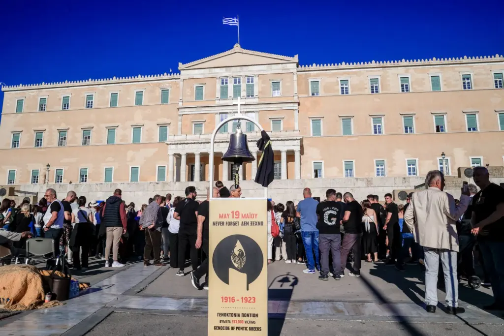 Σύνταγμα: Συγκλόνισαν οι Εύζωνες με ποντιακές φορεσιές στην αλλαγή φρουράς (φωτο) 8 allagi frouras syntagma genoktonia