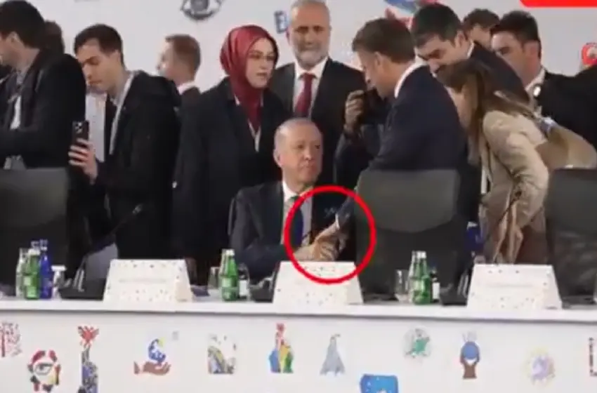  Η χειραψία της κυριαρχίας Ερντογάν σε Μακρόν που έγινε viral (εικόνες)