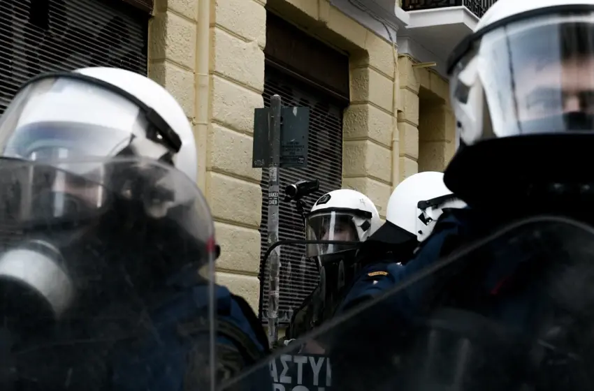 Ένταση στη Νομική με επέμβαση των ΜΑΤ- Μολότοφ και καταδρομικές στα Εξάρχεια