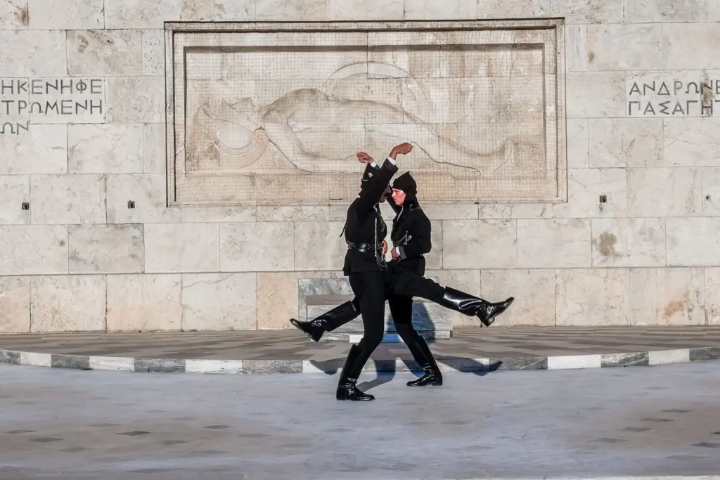 Σύνταγμα: Συγκλόνισαν οι Εύζωνες με ποντιακές φορεσιές στην αλλαγή φρουράς (φωτο) 6 pontioi