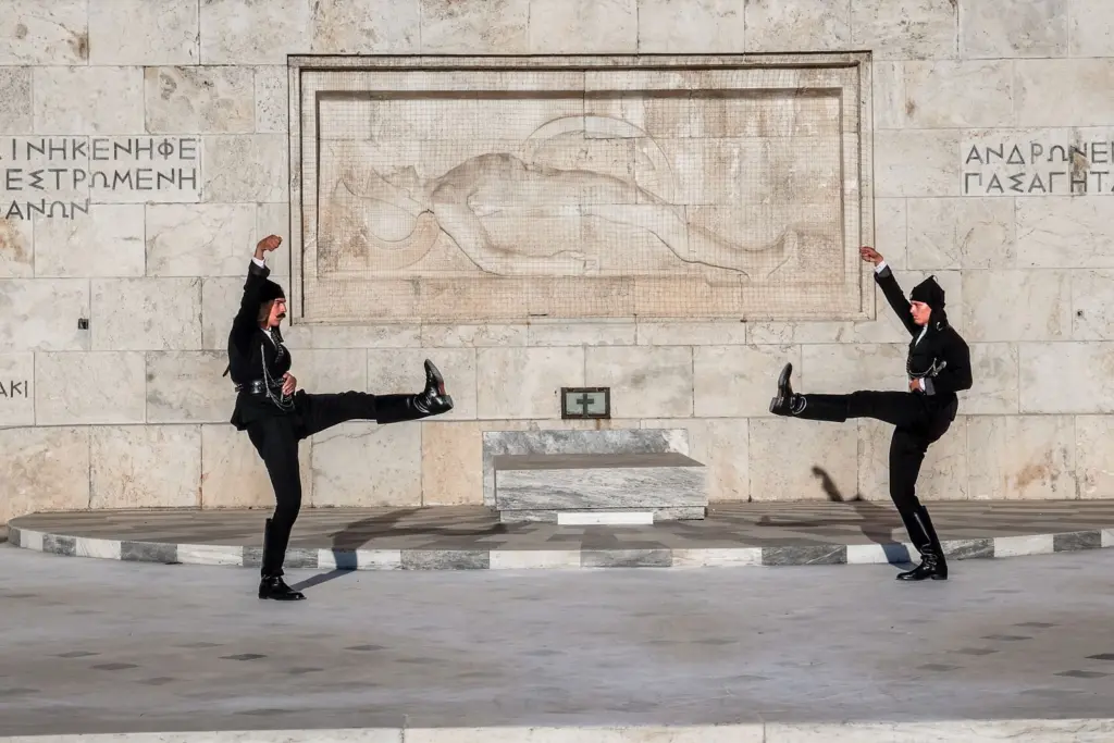 Σύνταγμα: Συγκλόνισαν οι Εύζωνες με ποντιακές φορεσιές στην αλλαγή φρουράς (φωτο) 5 pontioi.jpg2