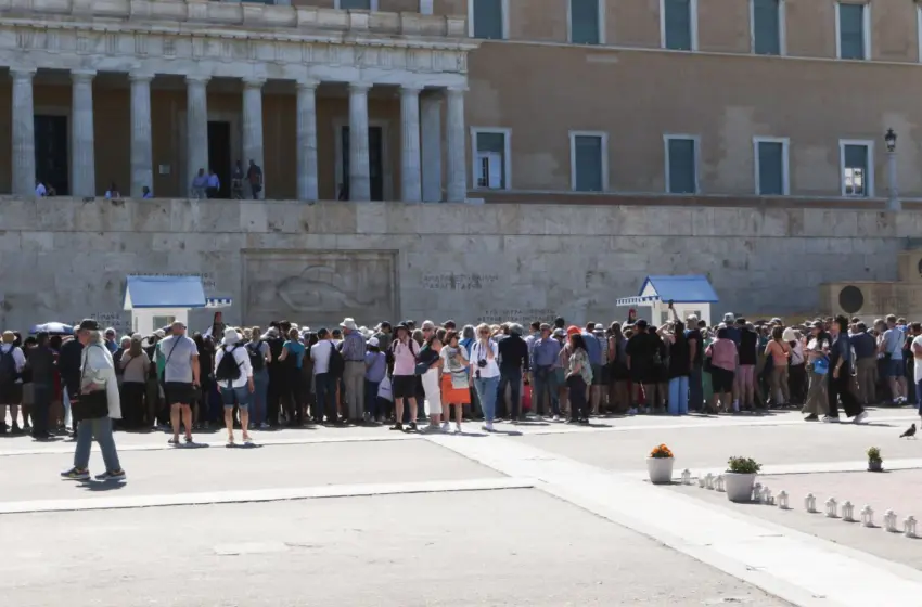  Σύνταγμα: Κοσμοσυρροή από τουρίστες για την αλλαγή φρουράς στον Άγνωστο Στρατιώτη