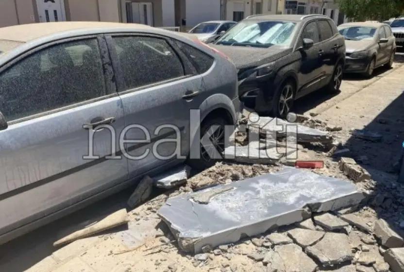  Ηράκλειο: Κατέρρευσε τμήμα ταράτσας σε κεντρικό δρόμο- Ζημιές σε ΙΧ (φωτο)