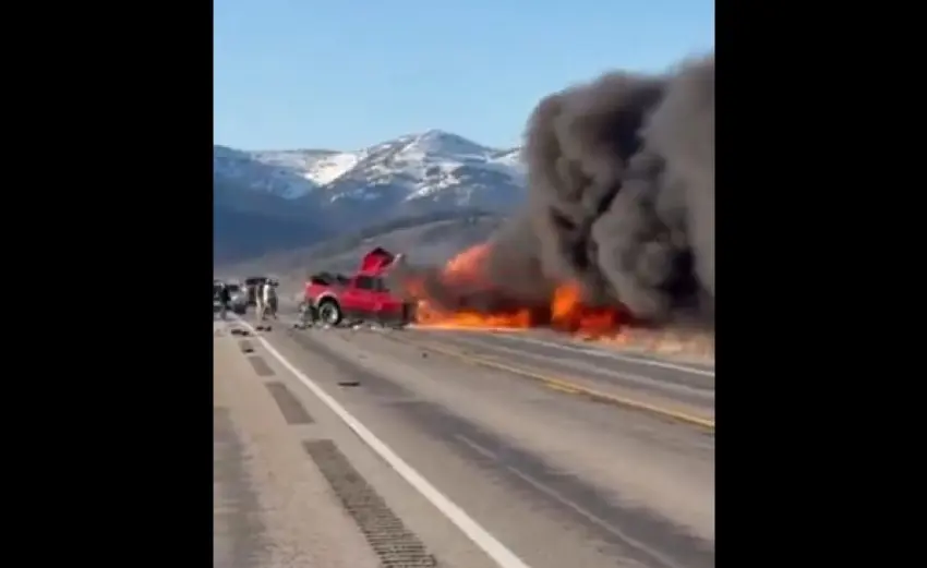  Άινταχο:Σοκαριστικό τροχαίο με 7 νεκρούς-Τουριστικό βαν και αγροτικό συγκρούστηκαν και πήραν φωτιά