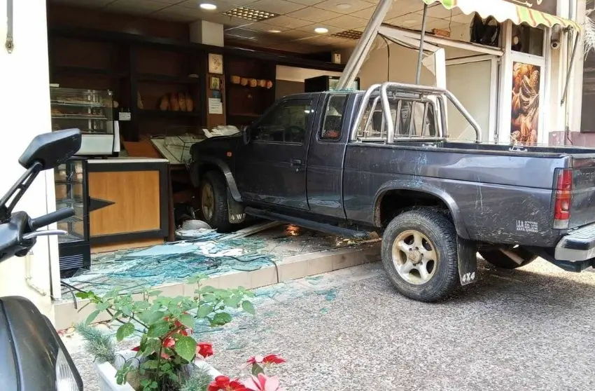  Αγρίνιο: Αυτοκίνητο… μπήκε μέσα σε φούρνο (vid)