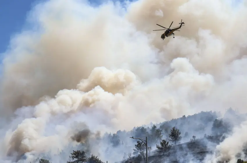  Ανεξέλεγκτα τα τρία μέτωπα φωτιάς στη Χίο- Ενισχύονται οι δυνάμεις, 112 σε 16 περιοχές (vid)