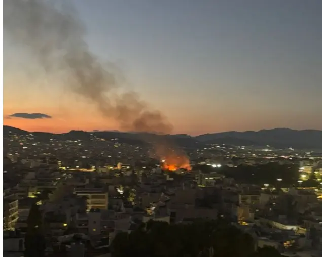 Φωτιά στον Πειραιά - Καίγονται ξερά χόρτα και απορρίμματα σε οικόπεδο 2 fotia peiraias 1