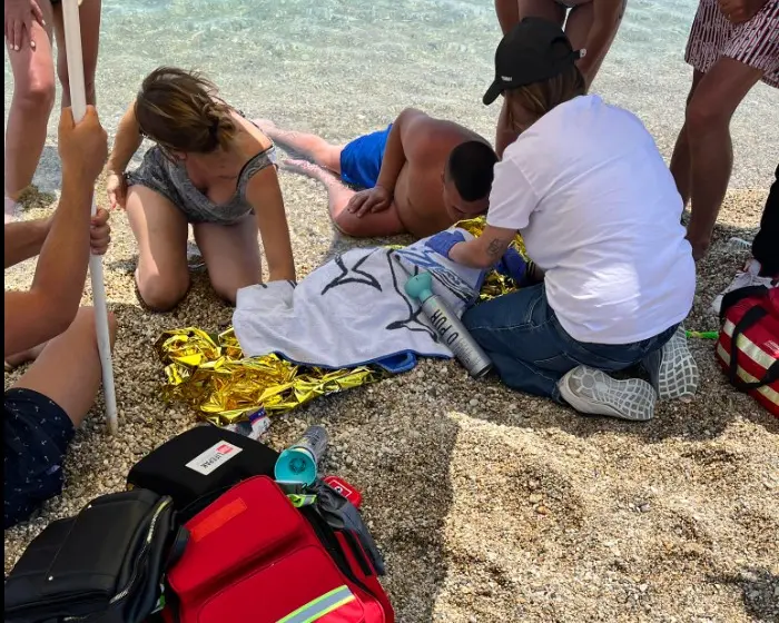  Θεσσαλονίκη: 4χρονο αγοράκι έπαθε καρδιακή ανακοπή στην παραλία- Το επανέφεραν με ΚΑΡΠΑ