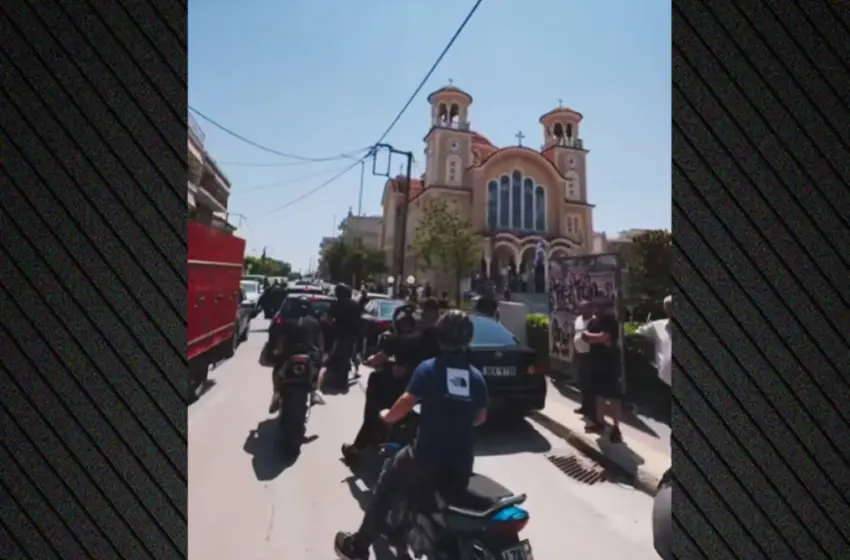  Λαμία: Θρήνος στην κηδεία του 16χρονου που σκοτώθηκε σε τροχαίο