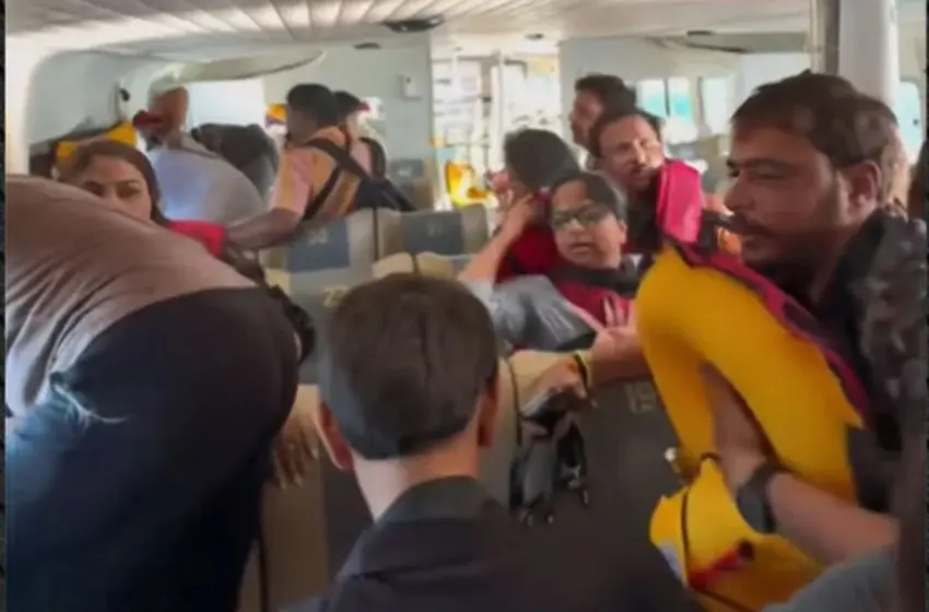  Μπαλί: Σκηνές τρόμου σε τουριστικό σκάφος με 89 επιβάτες-Βυθίστηκε μετά από σφοδρό κύμα 