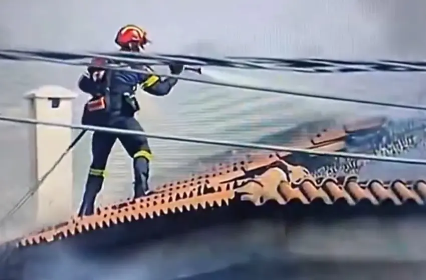  Παλαιά Φώκαια: Η στιγμή που πυροσβέστης ανεβαίνει στη στέγη σπιτιού για να σβήσει τη φωτιά 