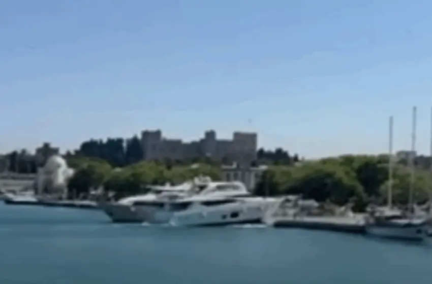  Ρόδος: Θαλαμηγός έπεσε πάνω στο λιμάνι, προκαλώντας ζημιές και αναστάτωση (vid)