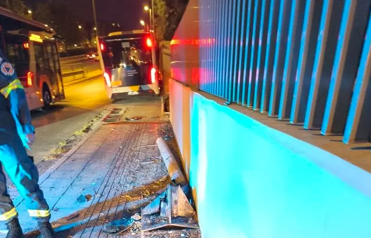 Σοκαριστικό βίντεο και εικόνες: Λεωφορείο κυλούσε για 150 μέτρα χωρίς οδηγό-Από θαύμα δεν υπήρξαν τραυματισμοί 4 2 10