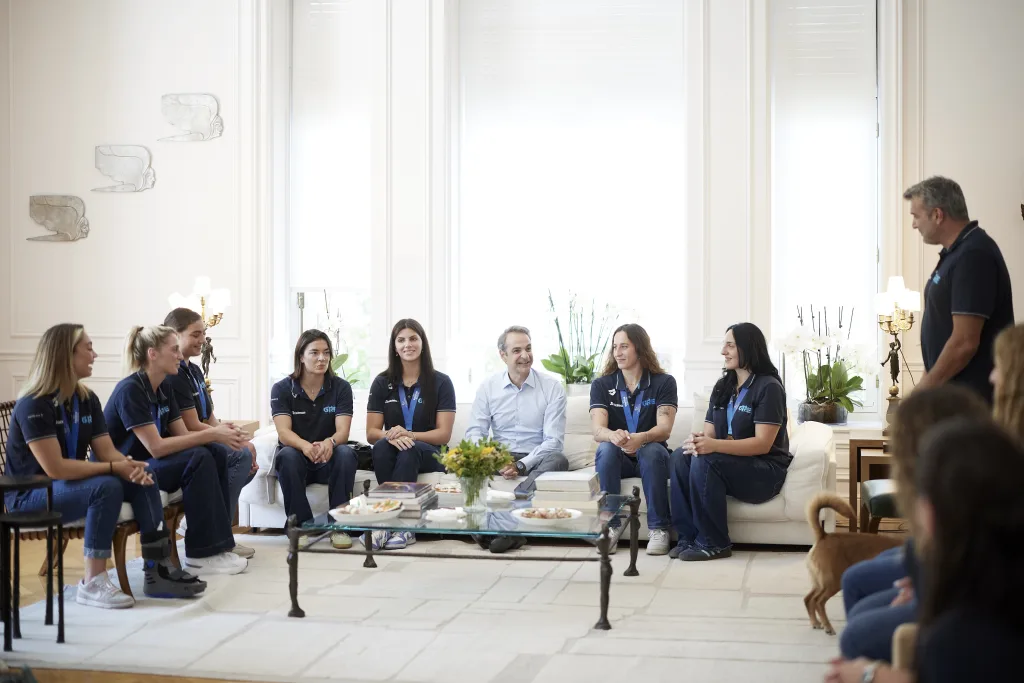 Με τη "χρυσή" εθνική ομάδα πόλο γυναικών συναντήθηκε ο Μητσοτάκης 3 25 07 25 0015 DPN8985