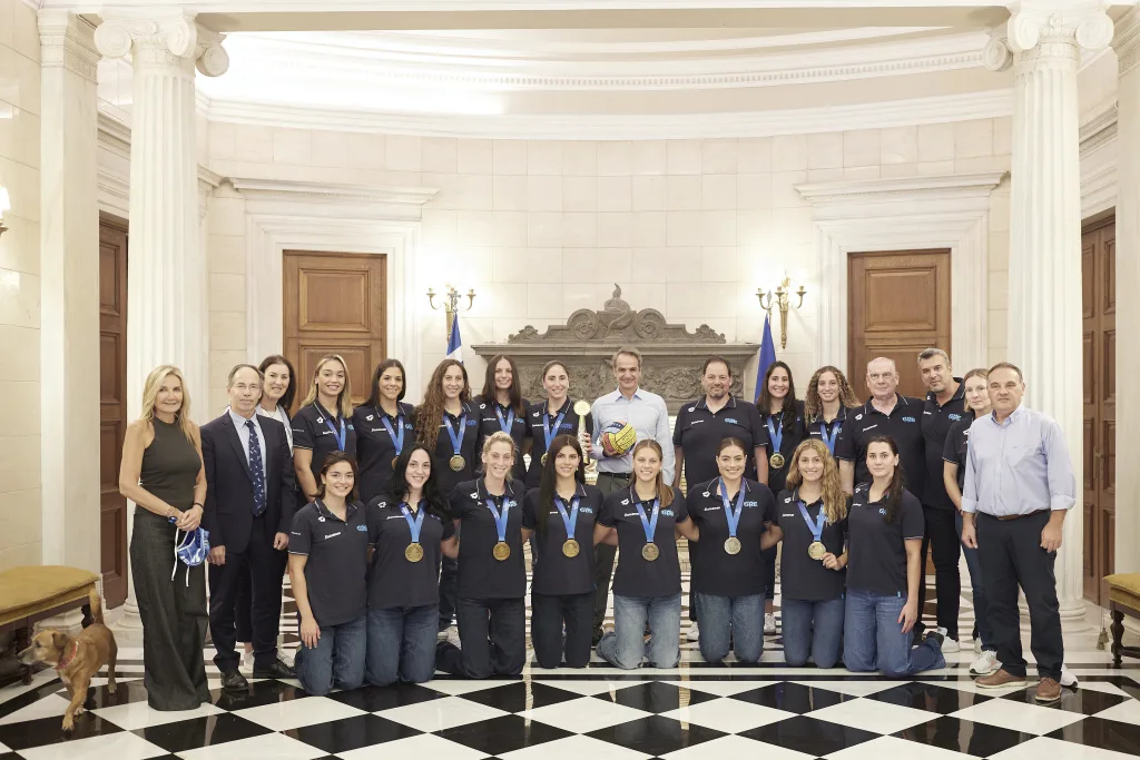 Με τη "χρυσή" εθνική ομάδα πόλο γυναικών συναντήθηκε ο Μητσοτάκης 4 25 07 25 0047 DPC7197