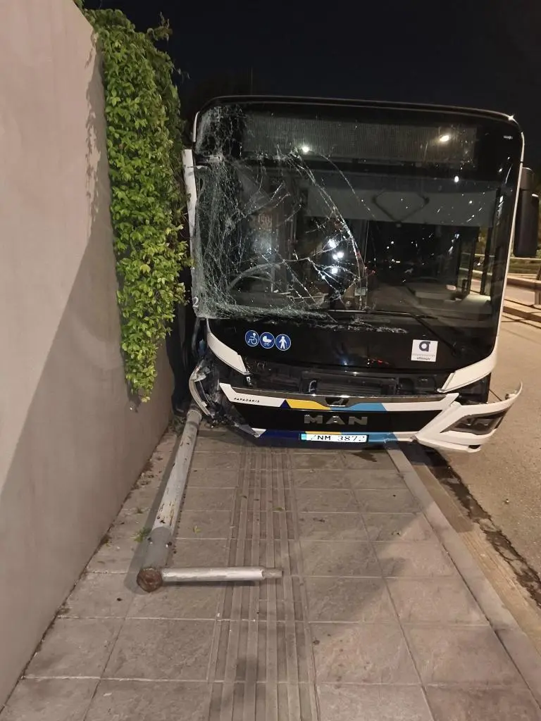 Σοκαριστικό βίντεο και εικόνες: Λεωφορείο κυλούσε για 150 μέτρα χωρίς οδηγό-Από θαύμα δεν υπήρξαν τραυματισμοί 3 514402712 10238836886285241 4371621324647758961 n