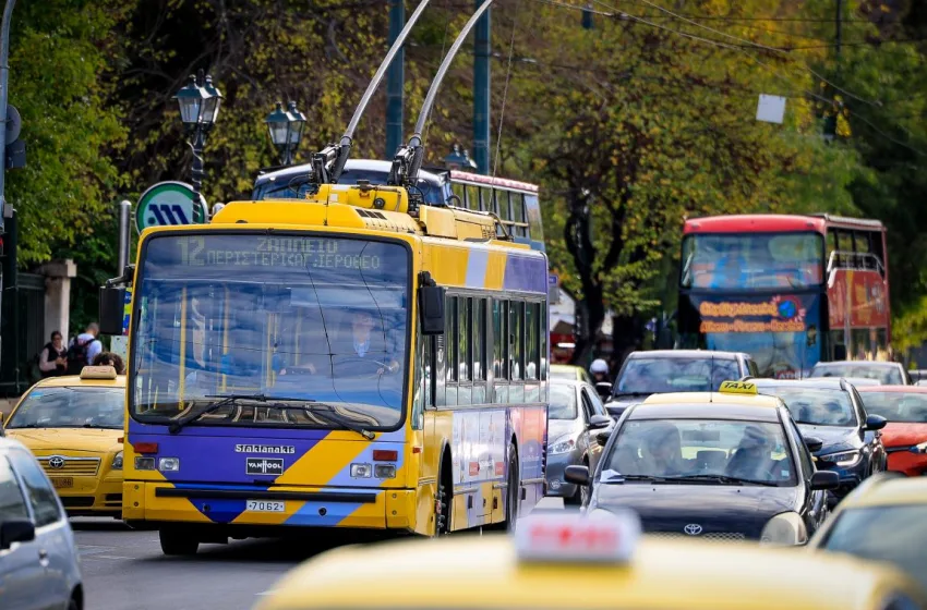  Τροχαίο στην Βασιλίσσης Αμαλίας-Καραμπόλα 4 ΙΧ
