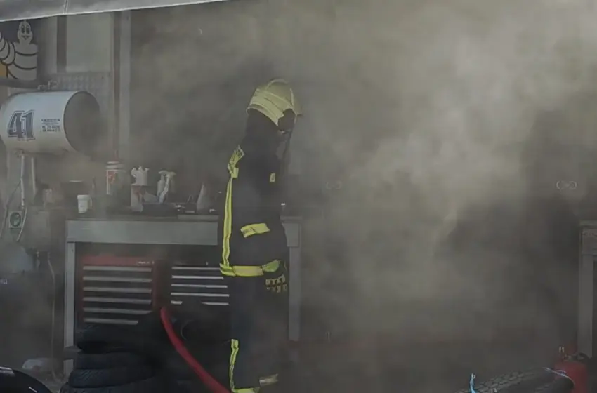  Φωτιά σε κατάστημα ελαστικών- Κλειστή η Μιχαλακοπούλου