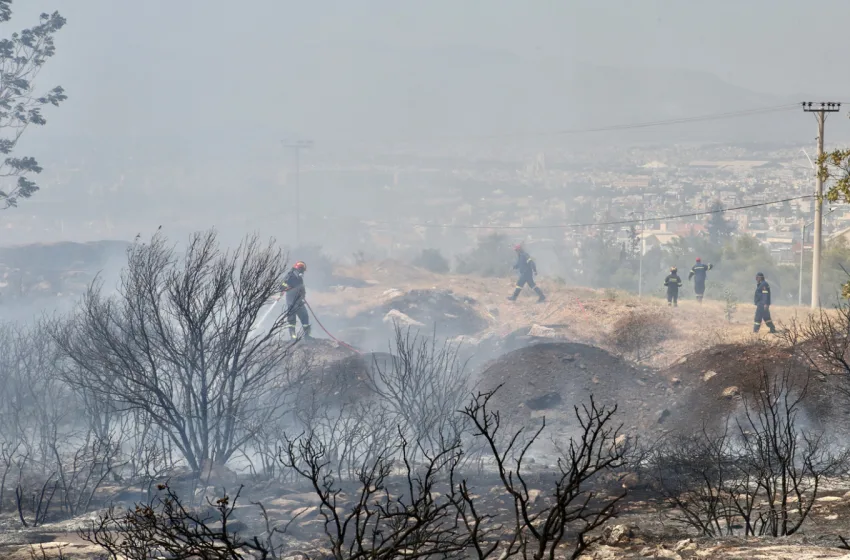  Υπό μερικό έλεγχο η φωτιά στους πρόποδες του Υμηττού