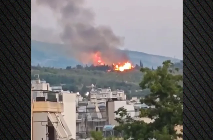  Φωτιά στο Ψυχικό κοντά σε σπίτια (vid)