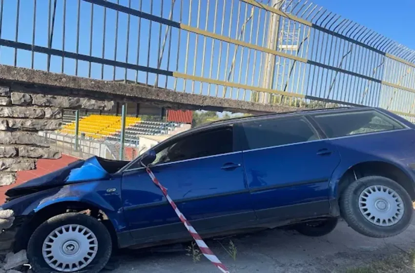  Ηγουμενίτσα: Αυτοκίνητο με 7 μετανάστες “καρφώθηκε” σε μάντρα γηπέδου μετά  από καταδίωξη